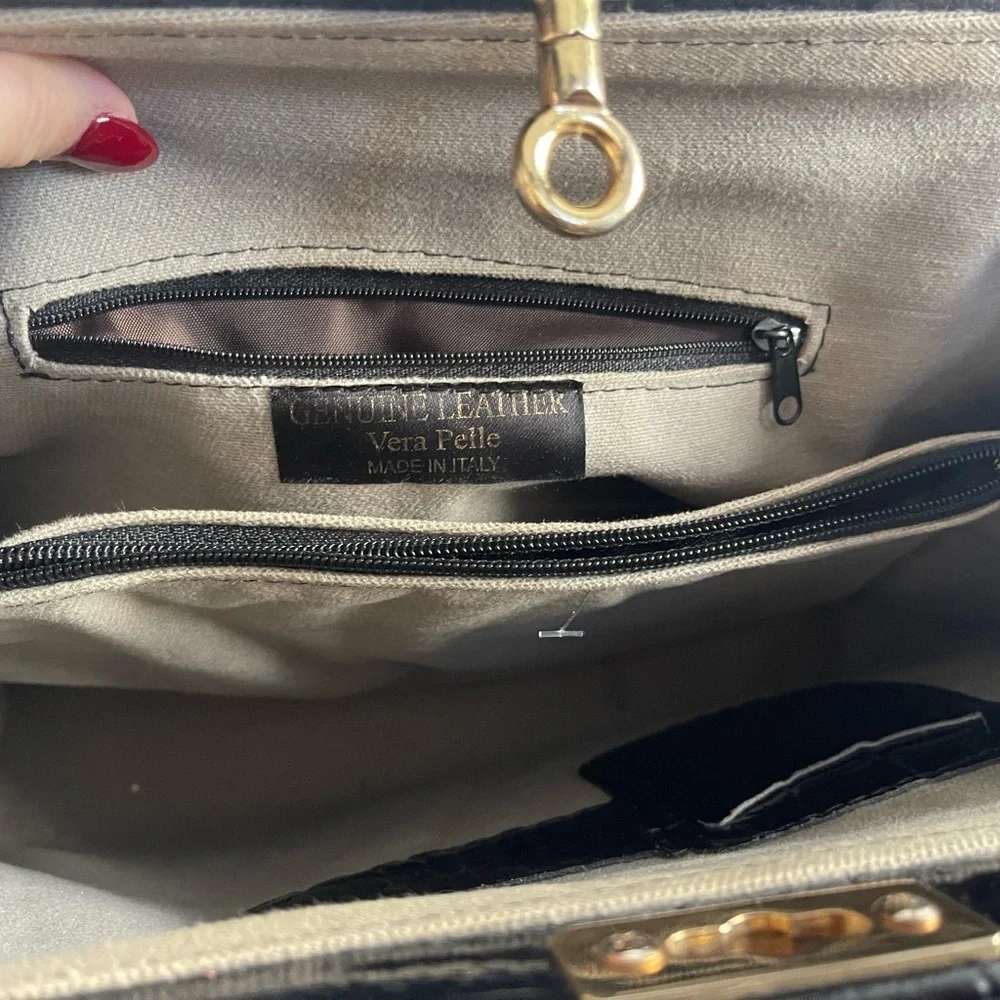 Vera Pelle leather Elegant Black-Embossed Handbag
